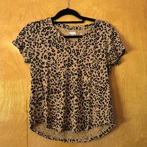 Used old navy every wear t shirt cheetah print size XS